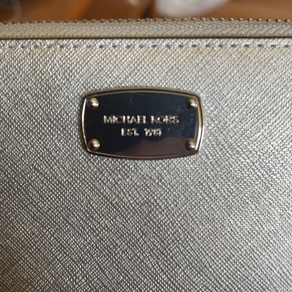 Michael Kors silver wallet - Picture 2 of 3